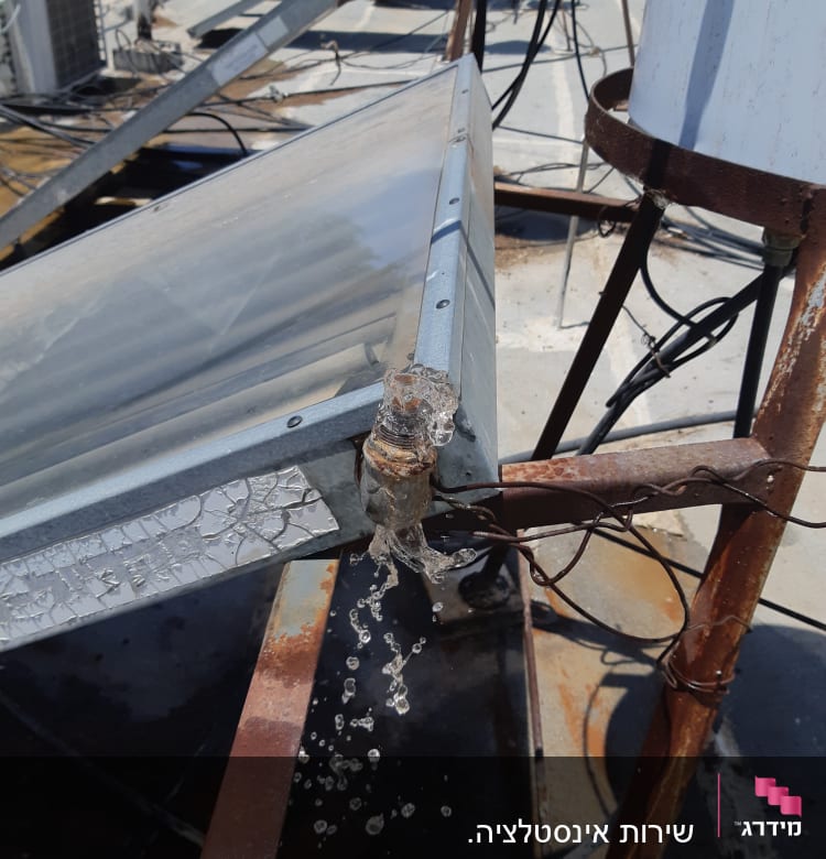 מים נוזלים מצינור על גג עם ציוד חימום